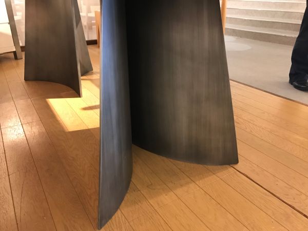 モダン脚が特徴の一枚板のダイニングテーブル | 福岡の家具